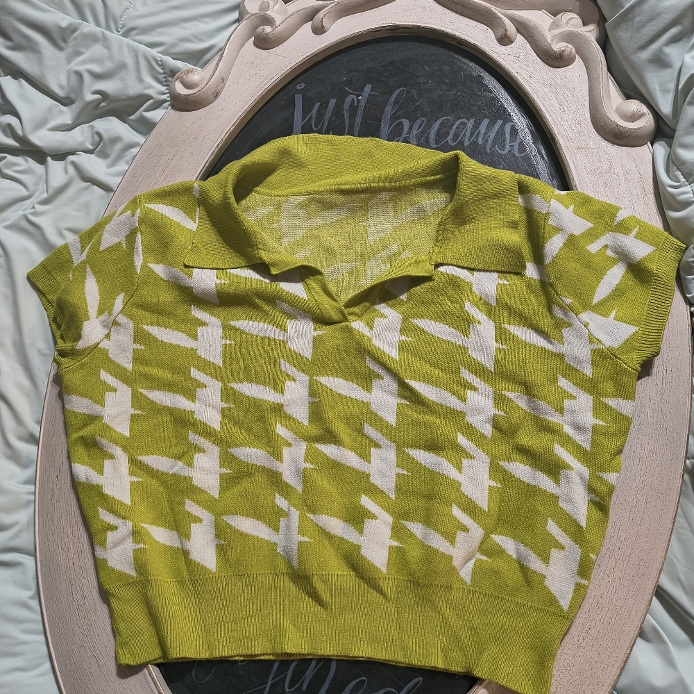 Green and White Patterned Cropped Top With Collar